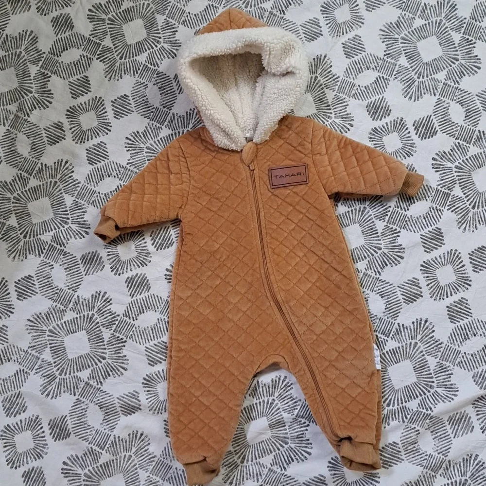 Tahari Baby quilted velour fleece lined hood full zip onesie sz6-9mos